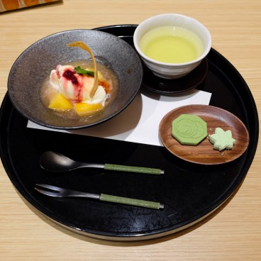 Ryokan Ise Shinsen (Mie), dessert japonais traditionnel accompagné d'un bol de thé vert