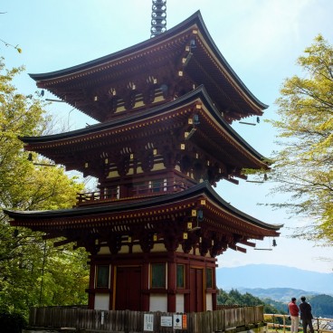 Oka-dera (Asuka), pagode à trois étages au printemps
