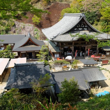Oka-dera (Asuka), vue sur les pavillons du temple au printemps