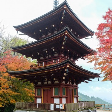 Oka-dera (Asuka), pagode à trois étages en automne