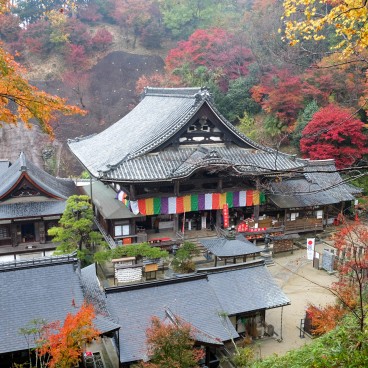 Oka-dera (Asuka), vue sur les pavillons du temple en automne