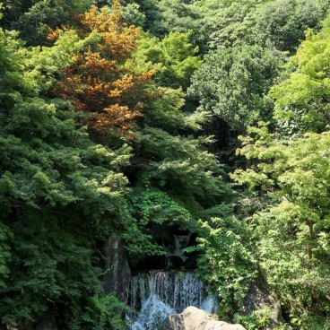Parc Expo'70 (Osaka), cascade et plan d'eau du jardin japonais 