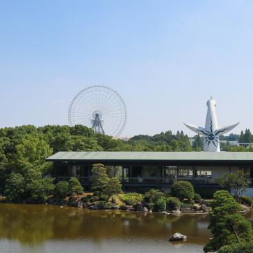 Parc Expo'70 (Suita), vue depuis le jardin japonais sur la Tour du Soleil et la grande roue de LaLaport EXPOCITY