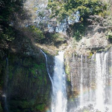 Chutes d'eau de Shiraito, paysage au pied des cascades avec arc-en-ciel 2