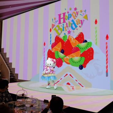 Hello Kitty Show Box (Awaji), Hello Kitty sur scène en personne pour son anniversaire le 1er novembre