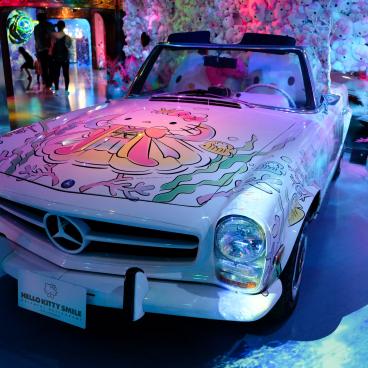 Hello Kitty Smile (Awaji), voiture mercedes de l'exposition digitale Otohime Dragon Palace