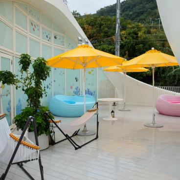 Hello Kitty Smile (Awaji), terrasse extérieure pour la restauration