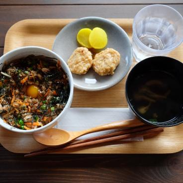 Menu Donburi Geta-don (riz et émincés de sole aux légumes) avec soupe miso