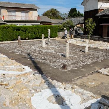 Inujima "Art House Project", peintures "Listen to the Voices of Yesterday Like the Voices of Ancient Times" de Yusuke Asai