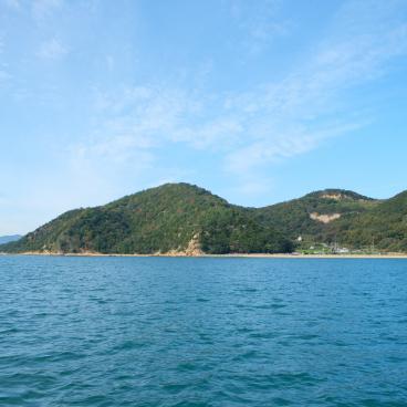Inujima, vue sur les côtes de l'île depuis le bateau