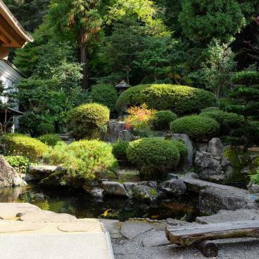 Kibitsu-jinja, jardin japonais à l'entrée du sanctuaire