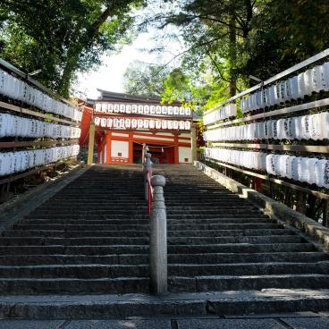 Kibitsu-jinja, escalier d'entrée qui mène à l'esplanade principale du sanctuaire