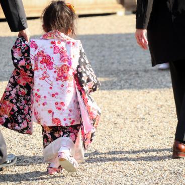 Sumiyoshi Taisha (Osaka), petite fille en kimono pour Shichi-Go-San en novembre