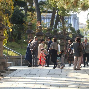 Sumiyoshi Taisha (Osaka), famille japonaise qui célèbre Shichi-Go-San en novembre 3