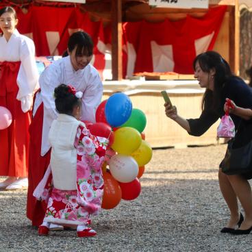Sumiyoshi Taisha (Osaka), petite fille en kimono avec prêtresse miko pour Shichi-Go-San en novembre