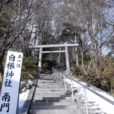 Shirane-jinja (Kusatsu), escalier et Torii du sanctuaire