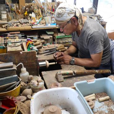 Sasebo-Koma-Honpo, artisan façonnant une toupie de Sasebo