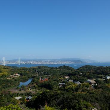 Awaji, vue sur le parc Nijigen no Mori et le pont Akashi Kaikyo-Ohashi depuis l'hôtel Grand Chariot Hokutoshichisei 135°