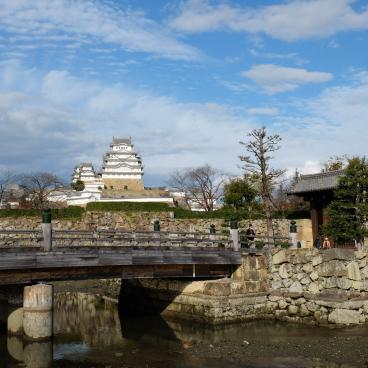 Himeji (Hyogo), vue sur le donjon du château authentique et pont Sakuramon-bashi