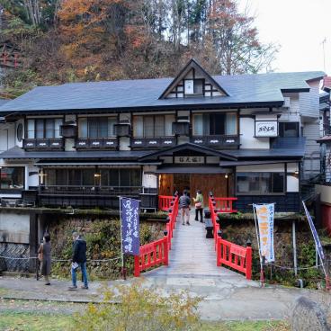 Ginzan Onsen, vue sur le village thermal et son architecture traditionnelle 5