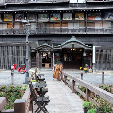 Ginzan Onsen, vue sur le village thermal et son architecture traditionnelle 6