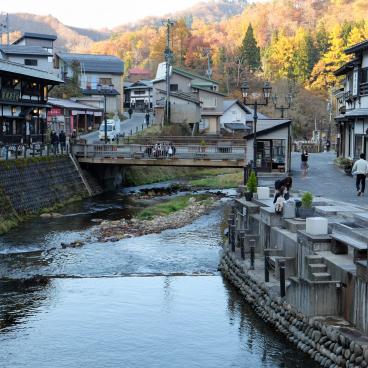 Ginzan Onsen, vue sur le village thermal et son architecture traditionnelle 7