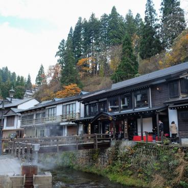 Ginzan Onsen, vue sur le village thermal et son architecture traditionnelle 2