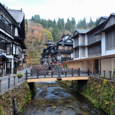 Ginzan Onsen, vue sur le village thermal et son architecture traditionnelle