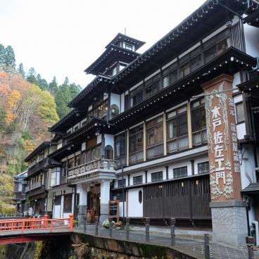 Ginzan Onsen, vue sur le village thermal et son architecture traditionnelle 3