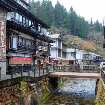 Ginzan Onsen, vue sur le village thermal et son architecture traditionnelle 4