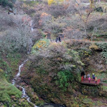 Ginzan Onsen, vue sur la cascade Shirogane no taki