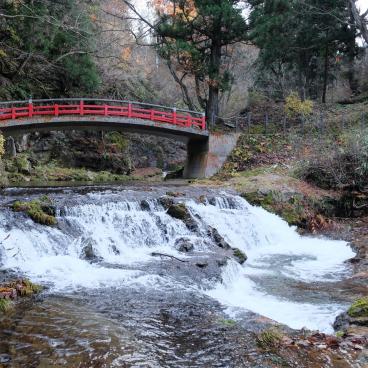 Ginzan Onsen, pont rouge Sekotoi dans le parc Shirogane