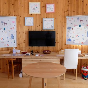 Hôtel Grand Chariot (Awaji), chambre Hello Kitty Natural Forest, bureau avec télévision