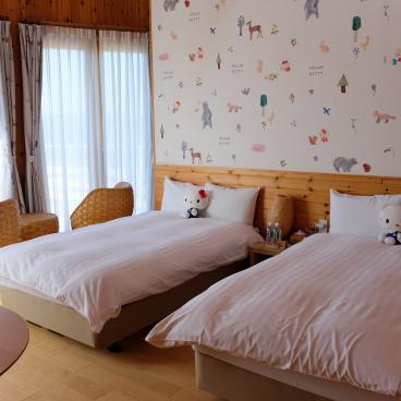 Hôtel Grand Chariot (Awaji), chambre Hello Kitty Natural Forest, lits à l'occidentale