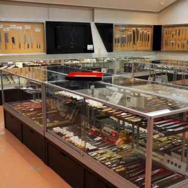 Musée des arts traditionnels de Sakai, ancienne exposition de couteaux japonais