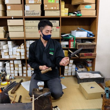 Musée du couteau Sakai-Tohji, démonstration pour enfoncer le manche d’un couteau japonais