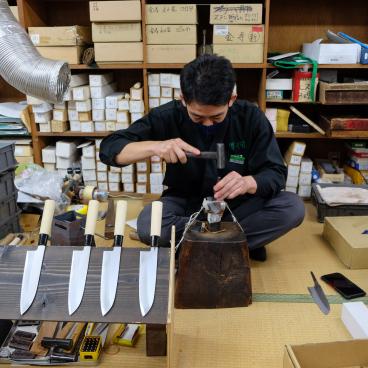 Musée du couteau Sakai-Tohji, démonstration pour enfoncer le manche d’un couteau japonais 2