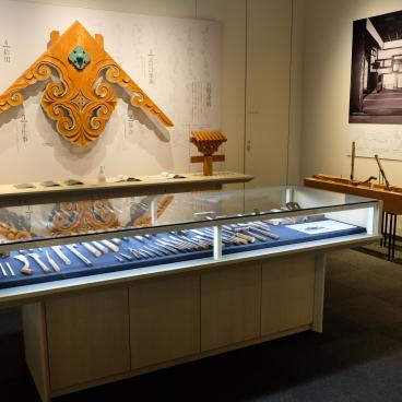 Musée des outils de charpentier de Takenaka, exposition des outils pour le travail du bois suivant les époques