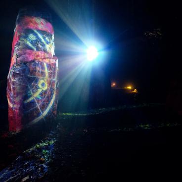 Nijigen no Mori, Night Walk Firebird, projection mapping vidéo sur rocher