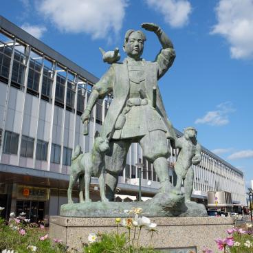 Okayama, statue de Momotaro devant la gare JR
