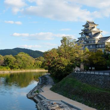 Okayama, vue sur le château depuis le pont Yuejian sur la rivière Asahi