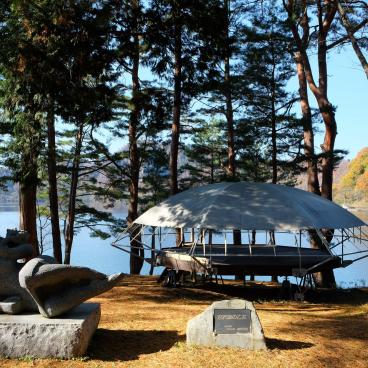 Oku Aizu (Kaneyama), cabane du glamping Dom'Up sur les rives du lac Numazawa