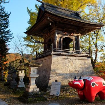 Oku Aizu (Fukushima), statue Akabeko sur le site du temple Enzo-ji
