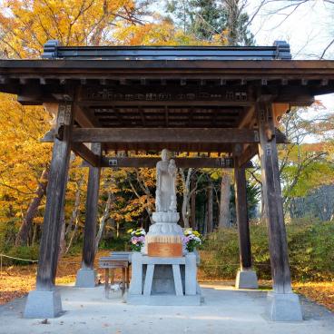 Oku Aizu (Yanaizu), statue bouddhique du temple Enzo-ji avec feuillage doré en automne