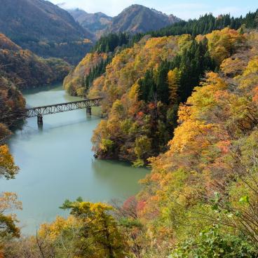 Oku Aizu, vue sur l'un des ponts ferroviaires de la ligne JR Tadami en automne