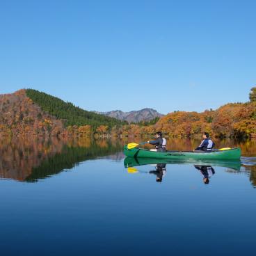Oku Aizu (Kaneyama), canoe sur le lac Numazawa en automne