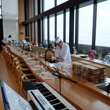 Restaurant japonais Aonoya (Seikaiha), vue sur la cuisine ouverte de la salle principale