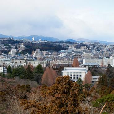 Sendai (Miyagi), vue en hauteur sur la ville et les montagnes environnantes 