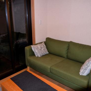 Yadoya, maison Higashi-Asakusa Rikyu, coin canapé