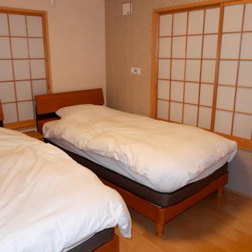 Yadoya, maison Higashi-Asakusa Rikyu, chambre et lits à l'occidental